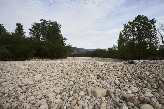 Uno de los tramos del río Pas sufre sequía, a 28 de abril de 2023, en Corvera de Toranzo, Cantabria (España).