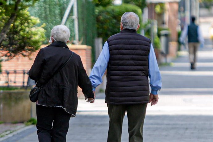 Archivo - Una pareja de mayores paseando.