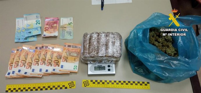 Archivo - Billetes y drogas incautadas por la Guardia Civil en Can Picafort