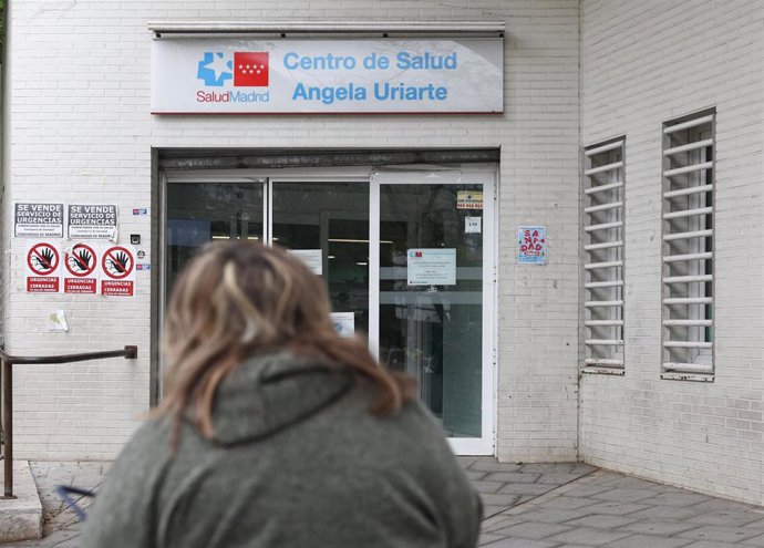 Archivo - Una mujer entrando a un centro de salud
