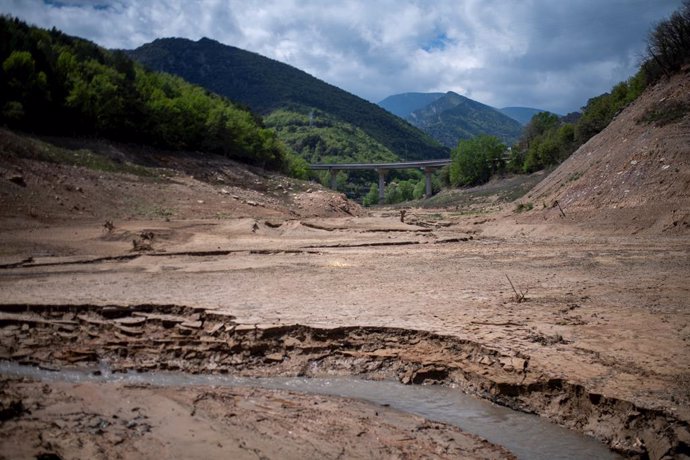 Zona seca en el pantano de la Baells, a 26 de abril de 2023, en Barcelona, Catalunya (España). Los embalses de las cuencas internas de Cataluña se encuentran ya por debajo del 30% de su capacidad. El agua almacenada apenas alcanza el 28,58% de media, en