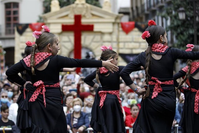Archivo - Espectáculo flamenco frente a la cruz del Ayuntamiento durante el día De la Cruz en Granada, a 3 de mayo de 2022 
