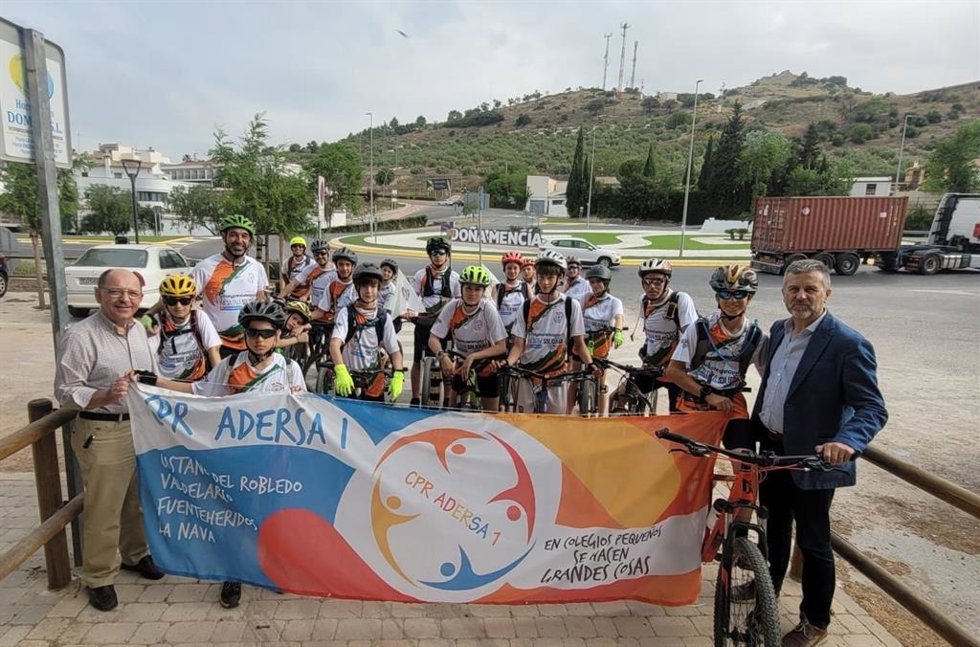 Los participantes en el proyecto 'Hoy pedaleo por ti' en su llegada a Doña Mencía, acompañados por el presidente del IPBS, Francisco Ángel Sánchez.