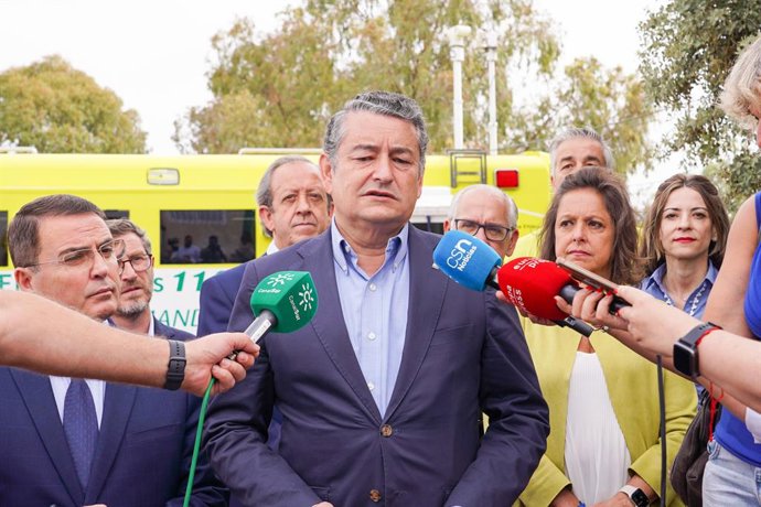 El consejero de la Presidencia, Antonio Sanz, este viernes en declaraciones a los medios en Jaén, con la consejera de Salud, Catalina García, tras él.