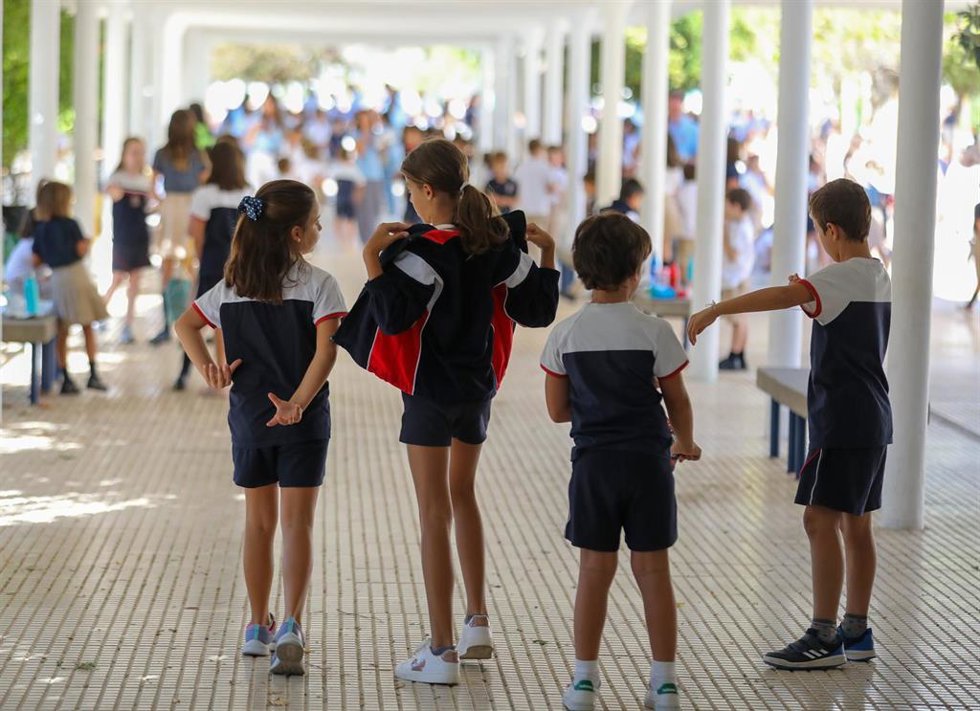 Archivo - Varios niños en el patio el día de inicio del curso en el colegio de la Alameda de Osuna 