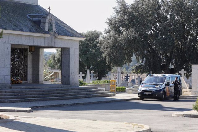Archivo - Un agente de la Policía Nacional vigila el panteón donde está enterrado el cuerpo de Francisco Franco, en el cementerio de El Pardo-Mingorrubio, un día después de la exhumación de sus restos del Valle de los Caídos, en Madrid (España), a 25 de o
