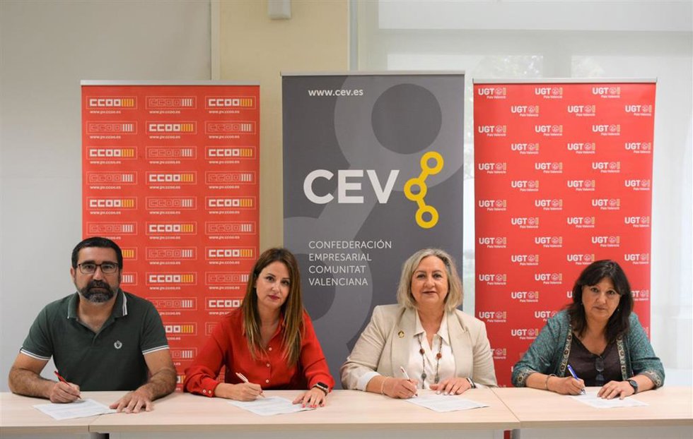La Generalitat, patronal y sindicatos firman un acuerdo para poner en marcha un plan contra los accidentes laborales graves