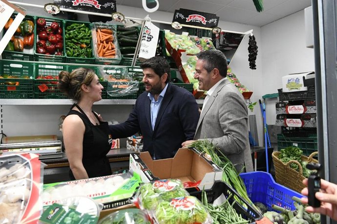 El presidente del PPRM y candidato a la presidencia de la Comunidad Autónoma, Fernando López Miras, y el candidato a la alcaldía, Joaquín Buendía, saludan a la encargada de una frutería en Alcantarilla (Murcia), a 28 de abril de 2024