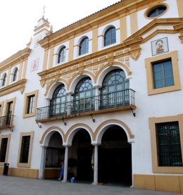 Archivo - Exterior del Ayuntamiento de Dos Hermanas en Sevilla.