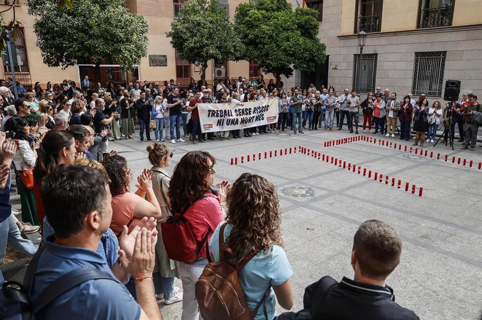 Varias personas participan en un acto simbólico organizado por CCOO PV por el Día Mundial de la Seguridad y la Salud en el Trabajo, en la Plaza de Nápoles y Sicilia de Valncia