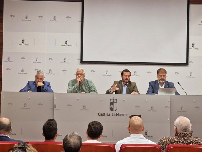 Reunión del consejero de Desarrollo Sostenible, José Luis Escudero, con medio centenar de alcaldes y representantes municipales de Guadalajara para hablar de la fibra óptica.