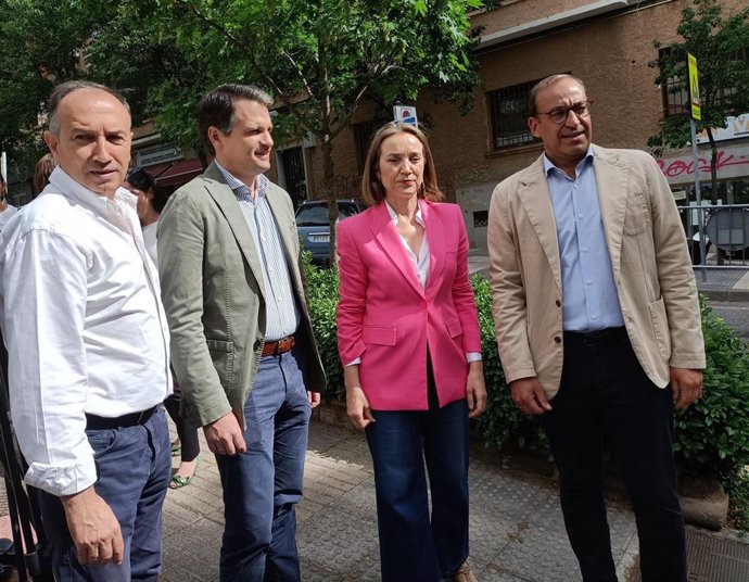 La secretaria general del PP, Cuca Gamarra, junto a dirigentes 'populares' de Extremadura y el candidato a la Alcaldía de Cáceres