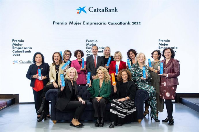 Archivo - Ganadoras de los 'Premios Mujer Empresaria' de 2022 junto al consejero delegado de CaixaBank, Gonzalo Gortázar.