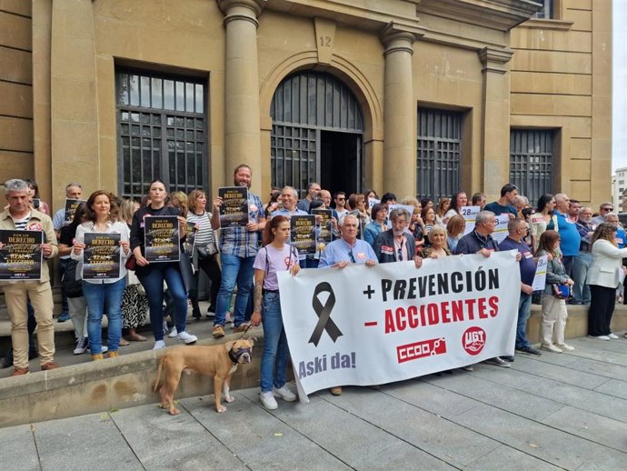 Imagen de la concentración de UGT y CCOO con motivo del Día Mundial de la Seguridad y la Salud en el Trabajo