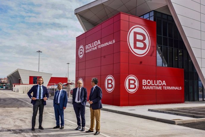 Visita al Puerto de Santander del presidente de Cantabria y candidato autonómico del PRC, Miguel Ángel Revilla; el candidato a la Alcaldía de Santander, Felipe Piña, con el presidente de la APS, Francisco Martín, y el consejero Javier López Marcano