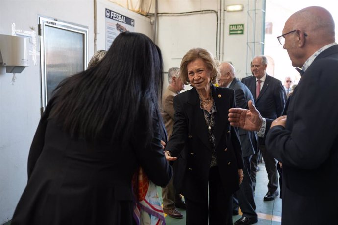 La Reina emérita Sofía (c) durante su visita al Banco de Alimentos, a 18 de abril de 2023, en Zamora, Castilla y León (España). 