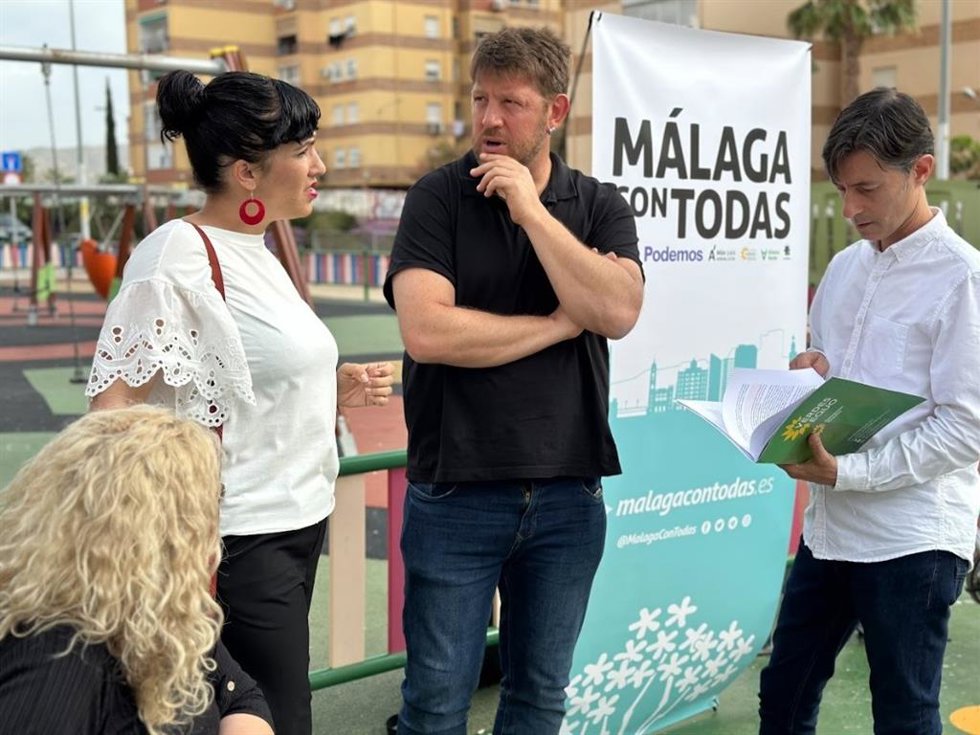 La candidata a la Alcaldía de Málaga por la confluencia de Izquierda Unida, Podemos, Verdes Equo, Más País, Alianza Verde e Iniciativa del Pueblo Andaluz, Toni Morillas, junto a los candidatos Nicolás Sguiglia, Ángel Rodríguez y Remdios Ramos