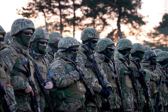 Archivo - 24 February 2023, United Kingdom, Lydd: Ukrainian troops and their UK military instructors, commemorate lives lost in the Russian invasion of Ukraine during a sunrise commemorative service, at Lydd army camp in Kent, to mark the one-year anniv