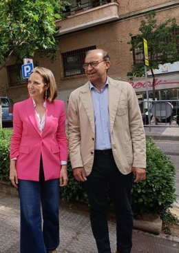 La secretaria general del PP, Cuca Gamarra, y el candidato del PP a la Alcaldía de Cáceres, Rafael Mateos