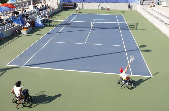 Archivo - Francesc Tur y Alvaro Illobre en un partido de tenis en silla de ruedas