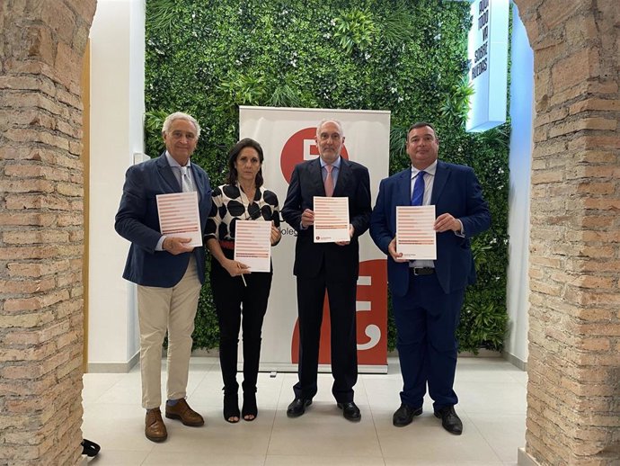 Antonio Pedraza, vicedecano del Colegio y presidente de la Comisión Financiera; Isabel Rocríguez Navarro, secretaría general técnica del Colegio; Manuel Méndez de Castro, decano del Colegio; y Fernando del Alcázar, director del Servicio de Estudios.