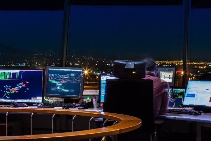 Controlador aéreo de Enaire en la Torre de Control de Barcelona.