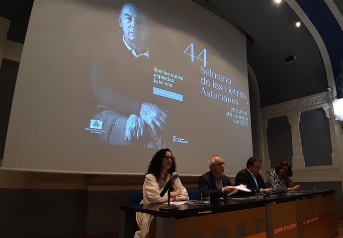 El director general de Política Llingüística del Principado de Asturias, Antón García, en la apertura de la 44 Selmana de les Lletres Asturianes, en el Centro de Cultura Antiguo Instituto, en un homenaje póstumo a Xosé Bolado