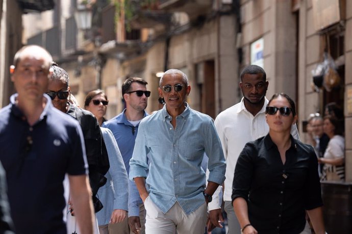 El ex presidente de Estados Unidos, Barack Obama (c) pasea por las calles de Barcelona, a 28 de abril de 2023, en Barcelona, Catalunya (España). Barack Obama y su mujer, Michelle Obama, aterrizaron ayer por la noche en Barcelona para asistir al concierto 