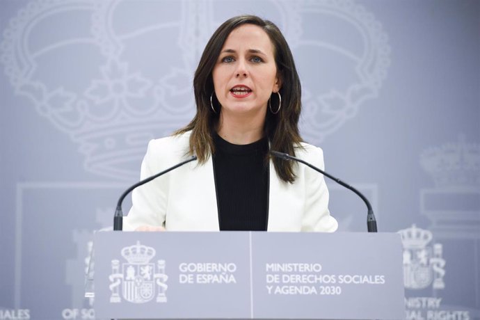La secretaria general de Podemos y ministra de Derechos Sociales y Agenda 2030, Ione Belarra, ofrece una rueda de prensa por la ley de la vivienda, en el Ministerio de Derechos Sociales y Agenda 2030, a 14 de abril de 2023, en Madrid (España).