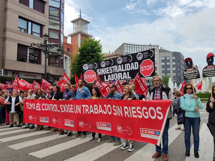 Los sindicatos se manifiestan para reclamar más medidas para atajar la siniestralidad laboral.