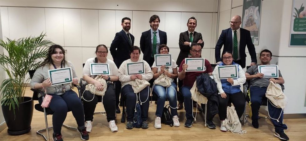 Los participantes de Asprona Bierzo en el taller impartido por los profesionales de Eurocaja Rural de Ponferrada.
