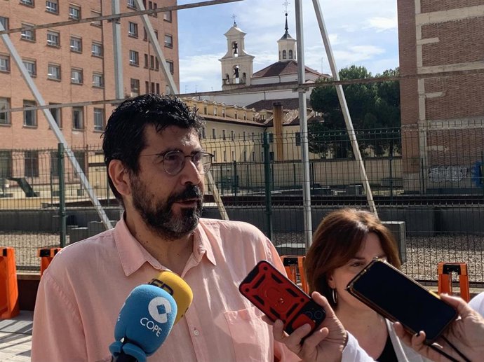 El número 2 de la lista de Valladolid Toma la Palabra, Alberto Bustos, junto a la candidata a la Alcaldía, María Sánchez.