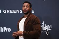 La presunta víctima de agresión de Jonathan Majors consigue una orden de alejamiento contra el actor