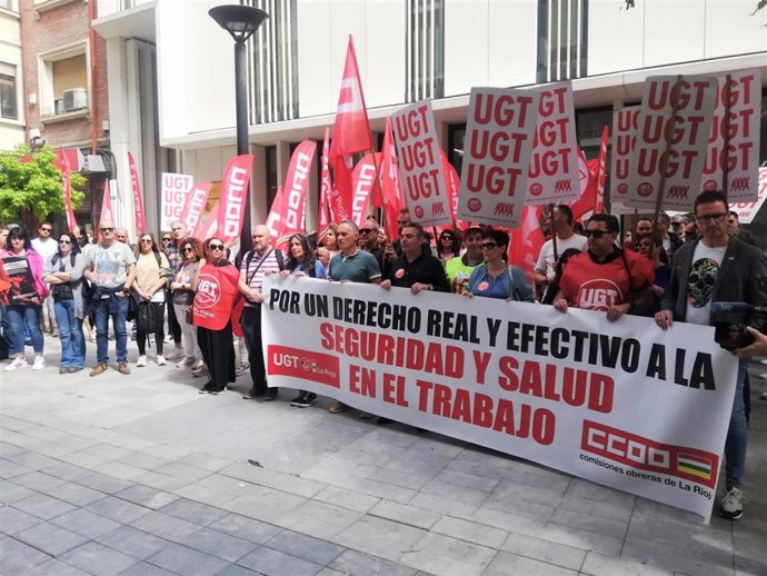UGT y CCOO se concentran contra la "inasumible cifra" de accidentes laborales en La Rioja