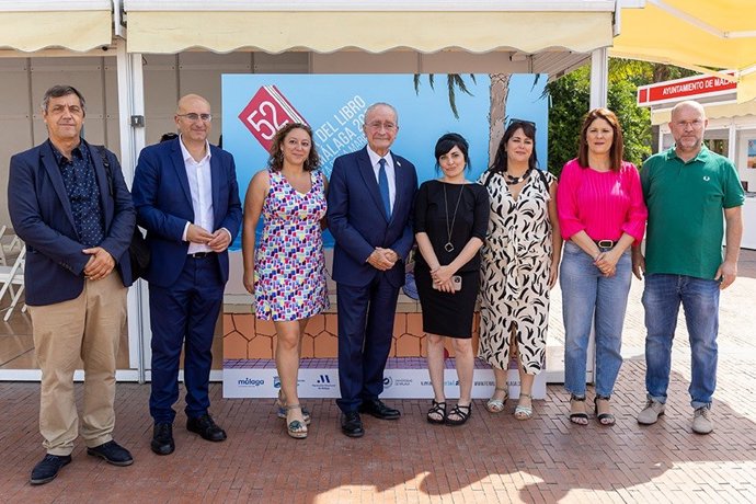 Autoridades durante la inauguración de la 52 edición de la Feria del Libro de Málaga en la Plaza de la Marina.