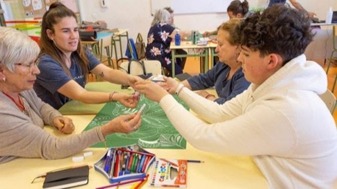 Jóvenes y mayores en el proyecto 'Juglando'.