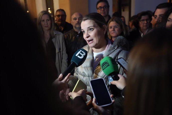 Archivo - La presidenta del PP de Baleares y candidata a la presidencia del Govern, Margalida Prohens, atiende a los medios durante la manifestación encabezada por el Moviment Feminista de Mallorca por el 8M, 