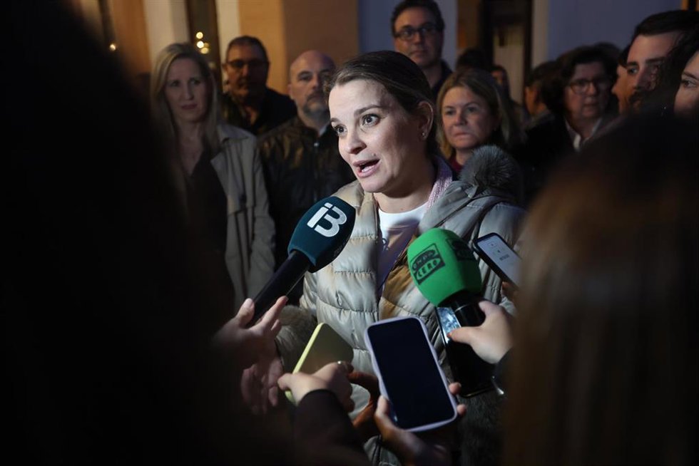Archivo - La presidenta del PP de Baleares y candidata a la presidencia del Govern, Margalida Prohens, atiende a los medios durante la manifestación encabezada por el Moviment Feminista de Mallorca por el 8M,