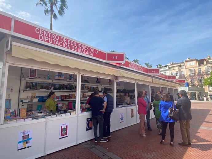 Vista del estand del Centro de Ediciones de la Diputación de Málaga (Cedma) en la Feria del Libro de la capital.