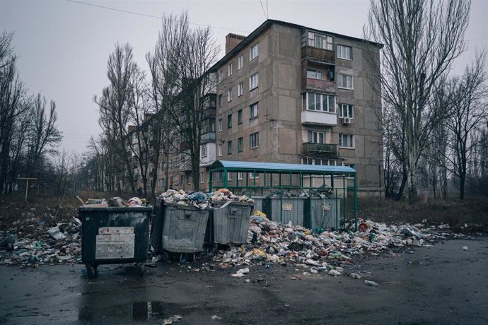 Archivo - Calle vacía en la localidad ucraniana de Bajmut, Ucrania