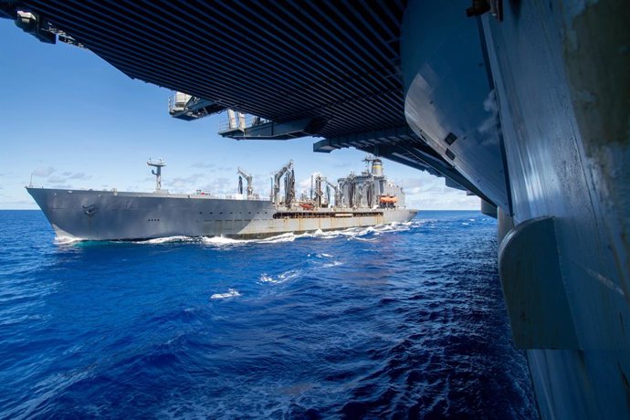 Archivo - March 9, 2023 - Philippine Sea - The Henry J. Kaiser-class underway replenishment oiler USNS Tippecanoe (T-AO 199) pulls alongside the aircraft carrier USS Nimitz (CVN 68) for a replenishment-at-sea. Nimitz is in U.S. 7th Fleet conducting rout