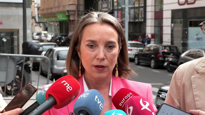La secretaria general del PP, Cuca Gamarra, atiende a los medios en Cáceres