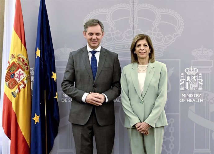 El ministro de Sanidad, José Miñones, se reúne con la comisaria europea de Sanidad y Seguridad Alimentaria, Stella Kyriakides, en la sede del Ministerio. En Madrid (España), a 28 de abril de 2023.