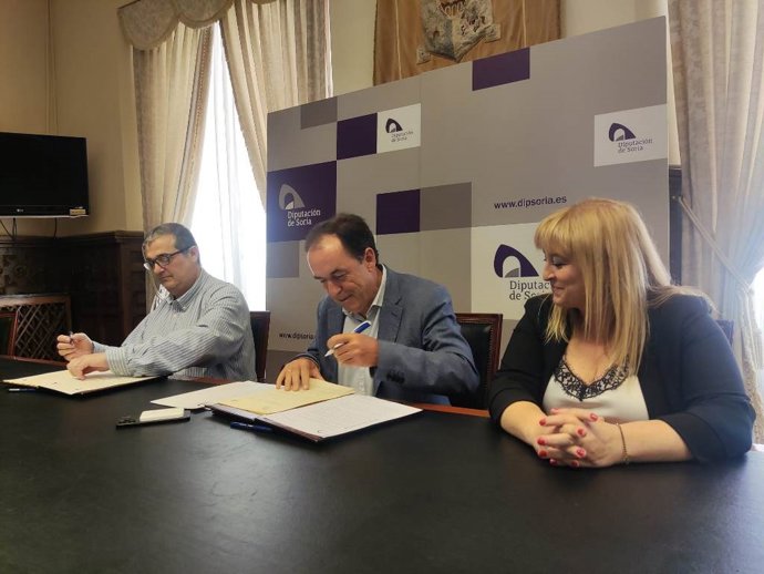 De izda a dcha, Santamaría, Serrano y Jiménez en el convenio entre Diputación de Soria y Tierraquemada.