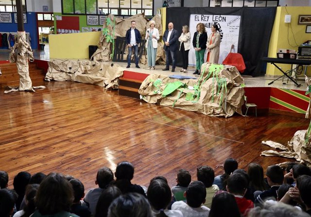La consejera de Educación, Marina Lombó, y el alcalde de Santilla,a Ángel Rodríguez, participan en los actos del 50 aniversario del CEIP Santa Juliana