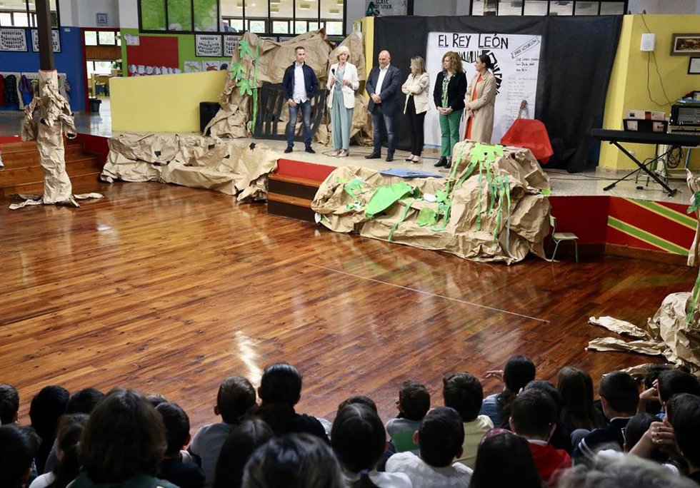 La consejera de Educación, Marina Lombó, y el alcalde de Santilla,a Ángel Rodríguez, participan en los actos del 50 aniversario del CEIP Santa Juliana