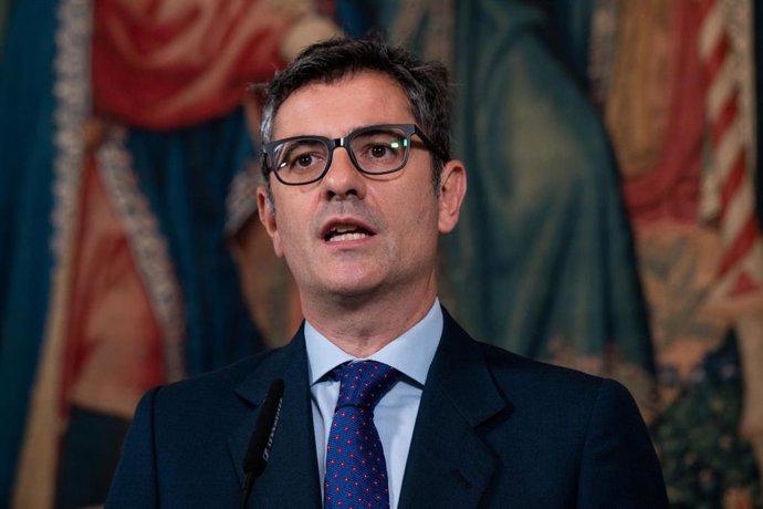 El ministro de la Presidencia, Relaciones con las Cortes y Memoria Democrática, Félix Bolaños, presenta el tapiz El triunfo del tiempo, en la Galería de las Colecciones Reales de Patrimonio Nacional, a 28 de abril de 2023, en Madrid (España). El acuer