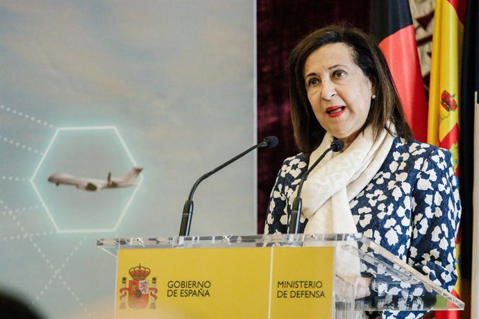La ministra de Defensa, Margarita Robles, interviene durante el acto de la firma del contrato del programa del Futuro Sistema Aéreo de Combate, en el Cuartel General del Ejército del Aire y del Espacio, a 28 de abril de 2023, en Madrid (España). Los min