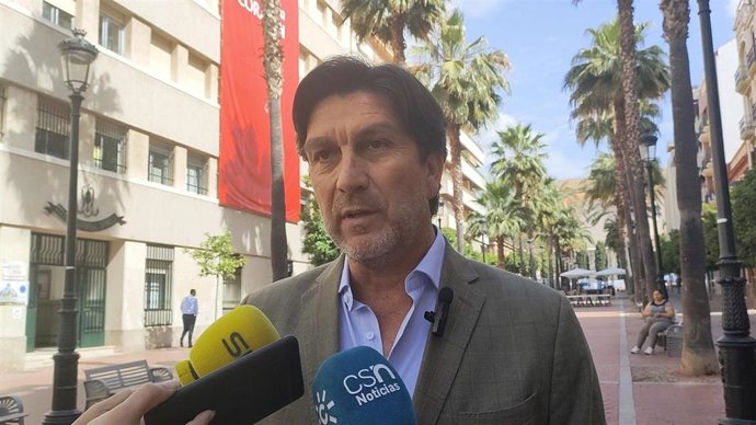El portavoz de la Ejecutiva Provincial del PSOE de Huelva y parlamentario andaluz, Enrique Gaviño, en rueda de prensa.