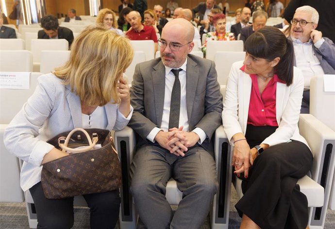 (I-D) La secretaria de Justicia del PSOE, Llanos Castellanos; el delegado del Gobierno en Madrid, Francisco Martín y la secretaria de Estado de Telecomunicaciones e Infraestructuras Digitales, María González Veracruz, durante un desayuno informativo de 